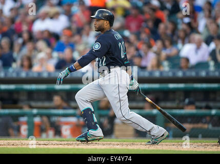 Detroit, Michigan, USA. 21. Juli 2015. Seattle Mariners zweiter Basisspieler Robinson Cano (22) an bat bei MLB Spielaktion zwischen Seattle Seemänner und die Detroit Tigers im Comerica Park in Detroit, Michigan. Die Mariners besiegten die Tigers 11-9. John Mersits/CSM/Alamy Live-Nachrichten Stockfoto