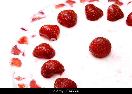 Joghurt-Torte mit Erdbeeren auf weißem Hintergrund isoliert Stockfoto