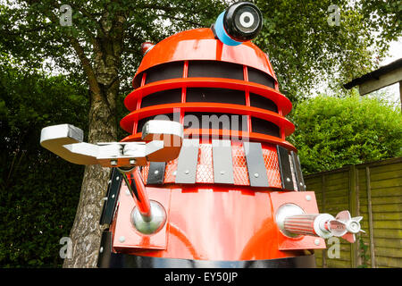 Detail einer roten Markierung drei Dalek aus der BBC-TV-Serien, "Wer". Im Freien. Vordere obere Körper mit eye-Stiel. Stockfoto