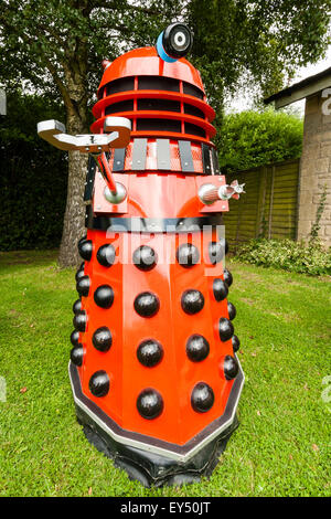 Eine rote Markierung drei Dalek aus der BBC-TV-Serien, "Wer". Im Freien. Stockfoto