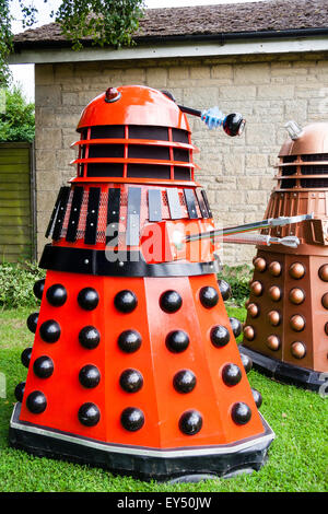 Eine rote Markierung drei Dalek aus der BBC-TV-Serien, "Wer". Im Freien. Stockfoto