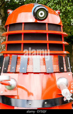 Detail einer roten Markierung drei Dalek aus der BBC-TV-Serien, "Wer". Im Freien. Vordere obere Körper mit eye-Stiel. Stockfoto
