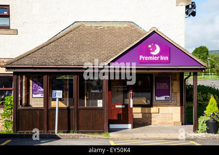 Premier Inn Hotel in Little Witcombe in Gloucester, England. Ländliche Umgebung. Eingang des Hotels mit dem Logo über der Tür und an der Wand. Stockfoto