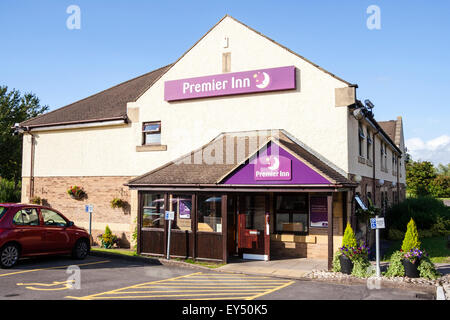 Premier Inn Hotel in Little Witcombe in Gloucester, England. Ländliche Umgebung. Eingang des Hotels mit dem Logo über der Tür und an der Wand. Stockfoto