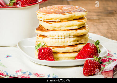 Pfannkuchen mit Erdbeeren auf weißem Teller gestapelt Stockfoto