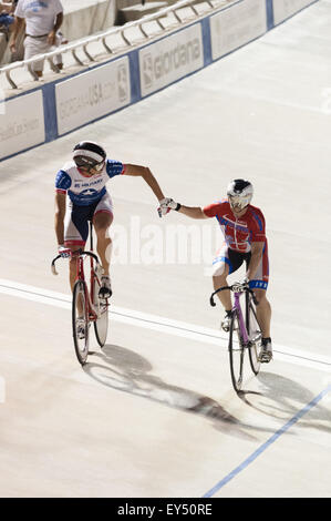 Rock Hill, South Carolina, USA. 21. Juli 2015. JAMES LAWRENCE von Colorado Springs Colorado übernimmt das Gold JOAQUIN KILEY Detroit Michigan im Sprintrennen während USA Cycling Masters Titel National Championships im Giordana Velodrome in Rock Hill, South Carolina. (Bild Kredit: © Ed Aldridge über ZUMA Draht) Stockfoto