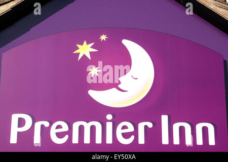 Die britische Hotelkette, Premier Inn. Das Logo der Firma, einen schlafenden Mond mit drei Sternen, 'Premier Inn" unter in Weiß auf lila Hintergrund. Stockfoto