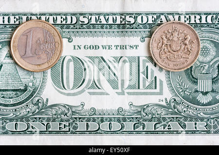Ein britisches Pfund Sterling coin und ein Euro Münze auf einen US-Amerikanischen Dollar Bill als Hintergrund verwendet. Wechselkurse. Stockfoto