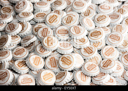 Stapel von Stella Artois verwendet Beer Bottle Tops missachtet, Stella Artois Logo in Gold, auf jeden oben. Stockfoto