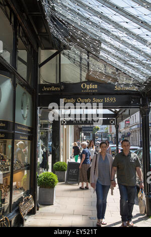 Menschen beim Einkaufen in Harrogate, Yorkshire, England, UK Stockfoto