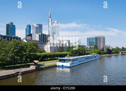 Blick vom Holbeinsteg Brücke über den Main, Financial District, Frankfurt Am Main, Hessen, Deutschland Stockfoto