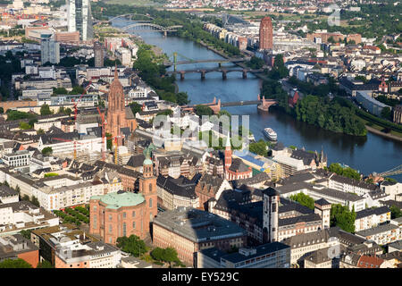 Paulskirche oder St. Pauls Kirche, Dom und Römer, die aufbauend auf Römerberg Square, Altstadt und Fluss Main Stockfoto