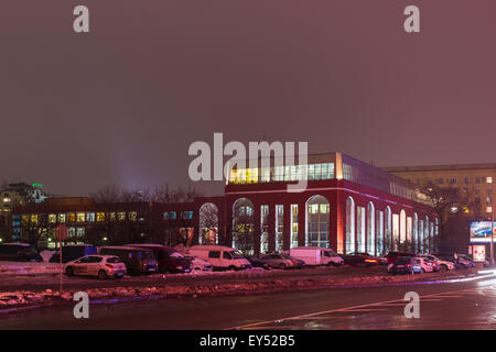 Moskau Fine Arts College auf der Krim Wall Street des Gartenringes von Museon Park der Künste in Winternacht Stockfoto