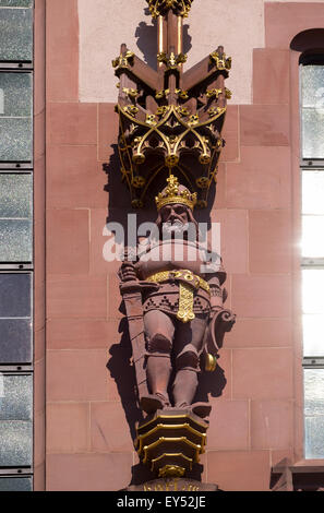 Statue von Kaiser Karl III. an der Fassade des Gebäudes Römer, Römerberg Platz, Altstadt, Frankfurt am Main, Hessen Stockfoto