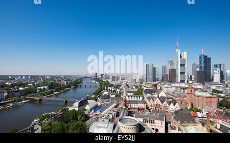 Blick vom Turm Kathedrale über den Main Fluss, Altstadt, Paulskirche oder St. Pauls Kirche und Financial District Stockfoto