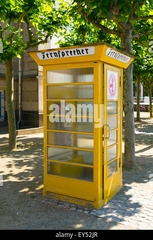 Alten Telefonzelle vor dem Museum für Kommunikation am Museumsufer, Frankfurt Am Main, Hessen, Deutschland Stockfoto