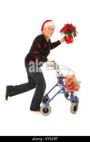 Ältere Frau mit Walker läuft für Weihnachtsfeier Stockfoto