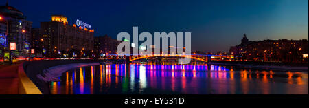 Panorama der Arbatsky Brücke über die Moskwa-Fluss im Winter abends und nachts. Schöne Stadtbild Stockfoto