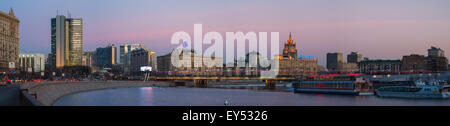 Panorama von Arbatsky (neue Arbat) Brücke über die Moskwa-Fluss im Winter abends und nachts. Schöne Stadtbild Stockfoto