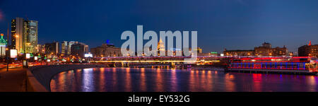 Panorama der Arbatsky Brücke über die Moskwa-Fluss im Winter abends und nachts. Schöne Stadtbild Stockfoto