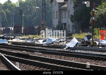 Studenka, Mähren, Tschechien. 22. Juli 2015. Zwei Menschen starben bei einem Zusammenstoß zwischen einem Pendolino-Zug und ein LKW, die in der Nähe von Studenka, Norden aufgetreten Moravia, Tschechien, in der früh am 22. Juli 2015. Andere Menschen erlitten schwere, lebensbedrohliche Verletzungen. Bildnachweis: CTK/Alamy Live-Nachrichten Stockfoto