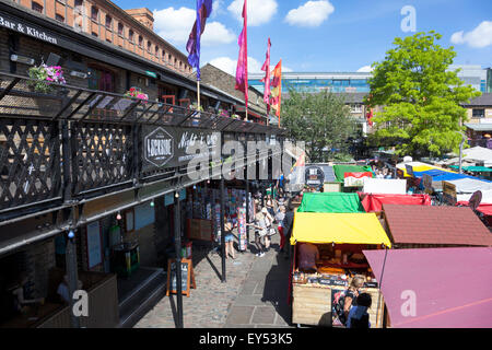 Outdoor-Lebensmittelmarkt in Camden Stables Market und Schlossseite Bar & Küche, London, UK Stockfoto