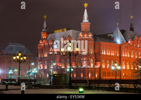Staatliches Historisches Museum von Manege Quadrat von Moskau bei Regenwetter Winter nachts gesehen Stockfoto
