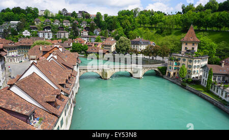 historischen Altstadt der Stadt und den Fluss auf der Brücke in Bern, Schweiz Stockfoto