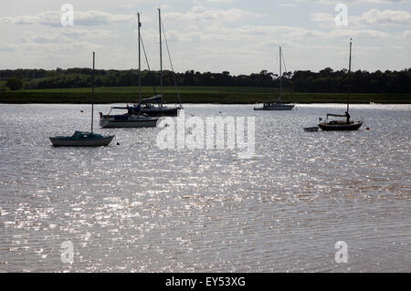 Boote vertäut am Fluss Deben, Ramsholt, Suffolk, England, UK Stockfoto