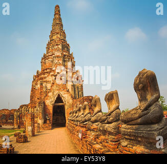 Kopflose Buddha Statuen im Wat Chaiwatthanaram. Geschichtspark Ayutthaya. Stockfoto