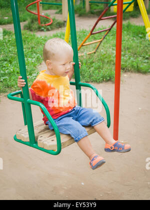 Baby-sitting auf einer Schaukel Stockfoto