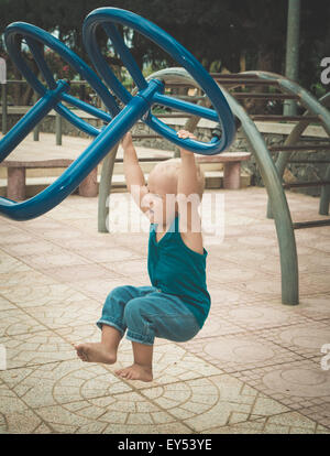 Baby-Übungen auf einem Spielplatz Stockfoto