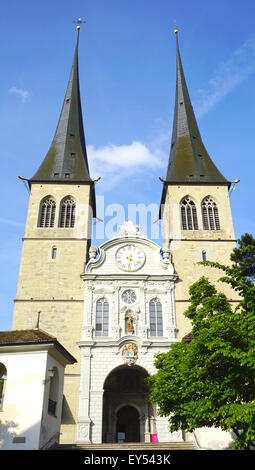 Berühmte historische Kirche (Hofkirche Kathedrale) in Luzern, Schweiz Stockfoto