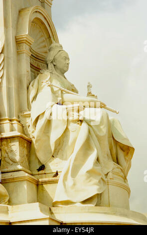 Statue der Königin Victoria sitzt auf dem Denkmal an der Vorderseite des Buckingham Palace, London England, UK. Stockfoto