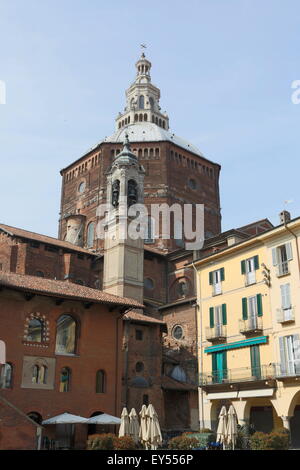 Kathedrale und Broletto (von Piazza della Vittoria), Pavia, Pavia, Lombardei, Italien, Stockfoto