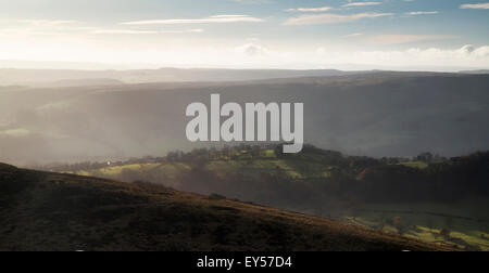 Atemberaubende Landschaft Herbst Fall von Hope Valley aus Stanage Edge im Peak District Stockfoto