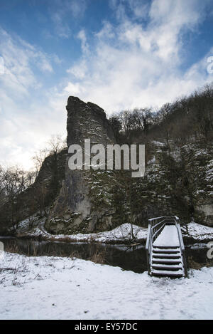 Fluss fließt durch Schnee bedeckt Winterlandschaft im Tal Stockfoto