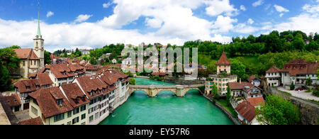 Panorama der historischen Altstadt der Stadt und Fluss auf Brücke in Bern, Schweiz Stockfoto