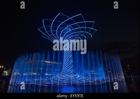 Italien Mailand Expo Baum des Lebens auf dem See außerhalb und Arena in der Nacht 2015, Architektur, Stadt, bunt, Hochbau, Stockfoto