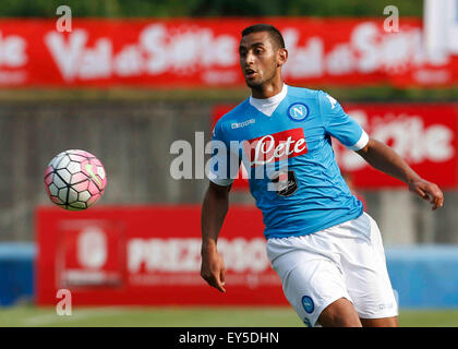 Dimaro, Italien. 21. Juli 2015. Faouzi Ghoulan während Fußball-Freundschaftsspiel zwischen Ssc Napoli und Ananue für Vorsaison Sommertraining Italien Fußballmannschaft SSC Napoli in Dimaro Italien.  Bildnachweis: Agnfoto/Alamy Live-Nachrichten Stockfoto