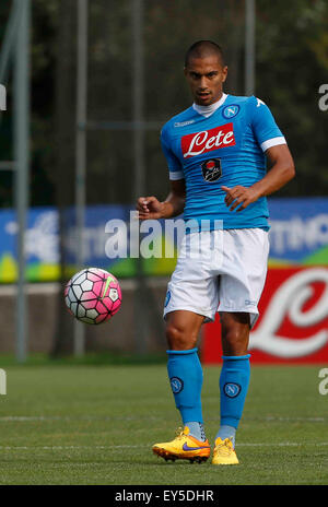 Dimaro, Italien. 21. Juli 2015. Gokhan Inler während Fußball-Freundschaftsspiel zwischen Ssc Napoli und Ananue für Vorsaison Sommertraining Italien Fußballmannschaft SSC Napoli in Dimaro Italien.  Bildnachweis: Agnfoto/Alamy Live-Nachrichten Stockfoto