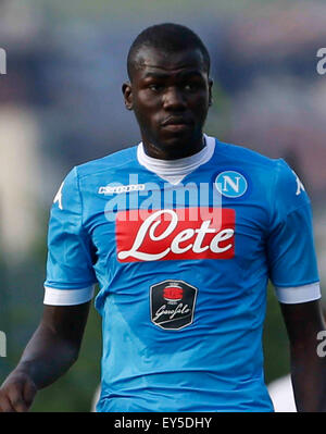 Dimaro, Italien. 21. Juli 2015. Kalidou Koulibaly während Fußball-Freundschaftsspiel zwischen Ssc Napoli und Ananue für Vorsaison Sommertraining Italien Fußballmannschaft SSC Napoli in Dimaro Italien.  Bildnachweis: Agnfoto/Alamy Live-Nachrichten Stockfoto