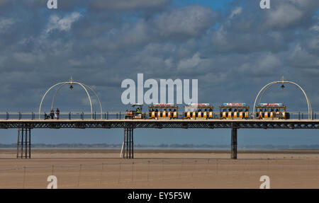 Zug auf Pier Southport Strand Merseyside Nordwestengland Stockfoto