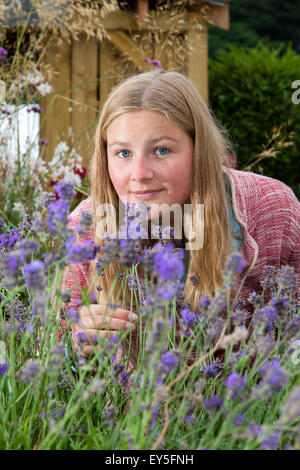 Tatton Park, Cheshire, UK 22. Juli 2015. Amelia Bowles (Töpfe & Pithoi) halten Blumen auf der Tatton Park RHS Flower Show. Bildnachweis: Cernan Elias/Alamy Live-Nachrichten Stockfoto