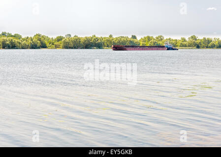 An einem sonnigen Sommertag am Fluss Dnjepr Lastkahn Stockfoto