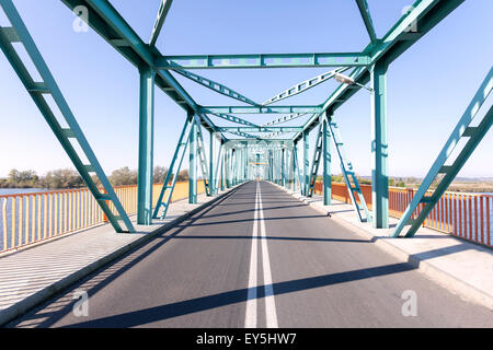 Foto von einer lange Stahlbrücke über einen Fluss, Gryfino in Polen. Stockfoto