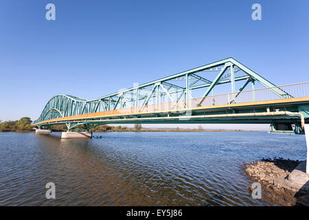 Foto von einer lange Stahlbrücke über einen Fluss, Gryfino in Polen. Stockfoto