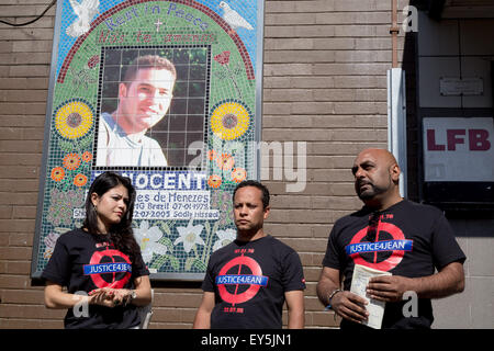 London, UK. 22. Juli 2015.  Familienmitglieder besuchen eine Mahnwache, 10. Jahrestag der Tötung von Jean Charles de Menezes Vigil außerhalb Stockwell Tube Station Credit: Guy Corbishley/Alamy Live News Stockfoto