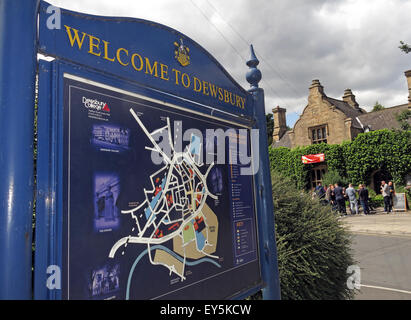 Blaue Willkommen in Dewsbury Zeichen, Kirklees, West Yorkshire, England, Vereinigtes Königreich Stockfoto