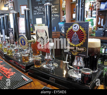 Mehrere Biersorten auf der Bar The Sportsman Inn, Huddersfield, West Yorkshire, England, UK Stockfoto